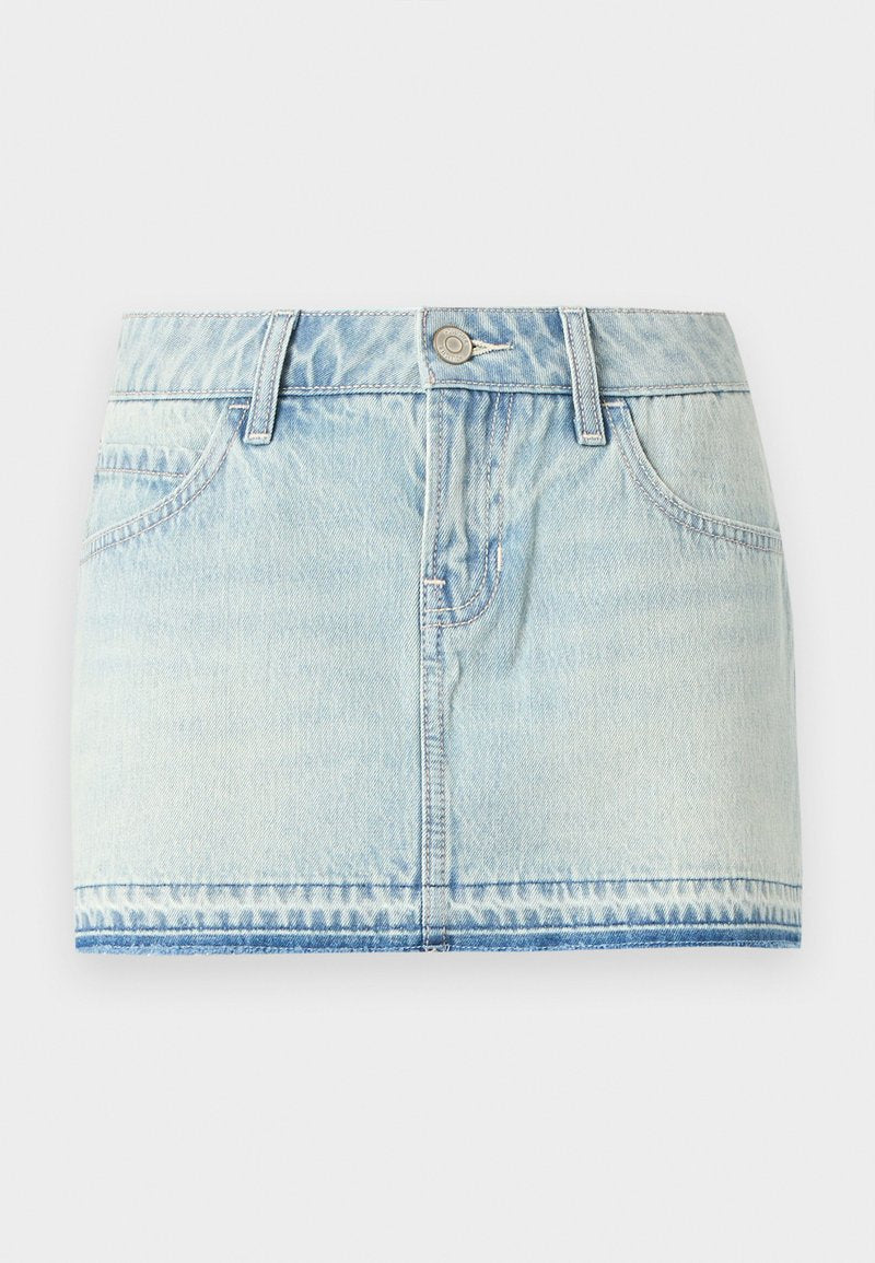 Hellblaue Jeans-Minirock mit vorderen Knöpfen, Gürtelschlaufen und seitlichen Taschen, dargestellt vor einem schlichten weißen Hintergrund.
