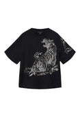 Schwarzes Baumwoll-T-Shirt mit kurzen Ärmeln, versehen mit einem silbernen Glitzertiger-Design und blattförmigen Akzenten auf der Vorderseite und dem Ärmel.