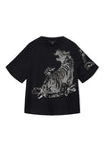 Schwarzes Baumwoll-T-Shirt mit kurzen Ärmeln, versehen mit einem silbernen Glitzertiger-Design und blattförmigen Akzenten auf der Vorderseite und dem Ärmel.