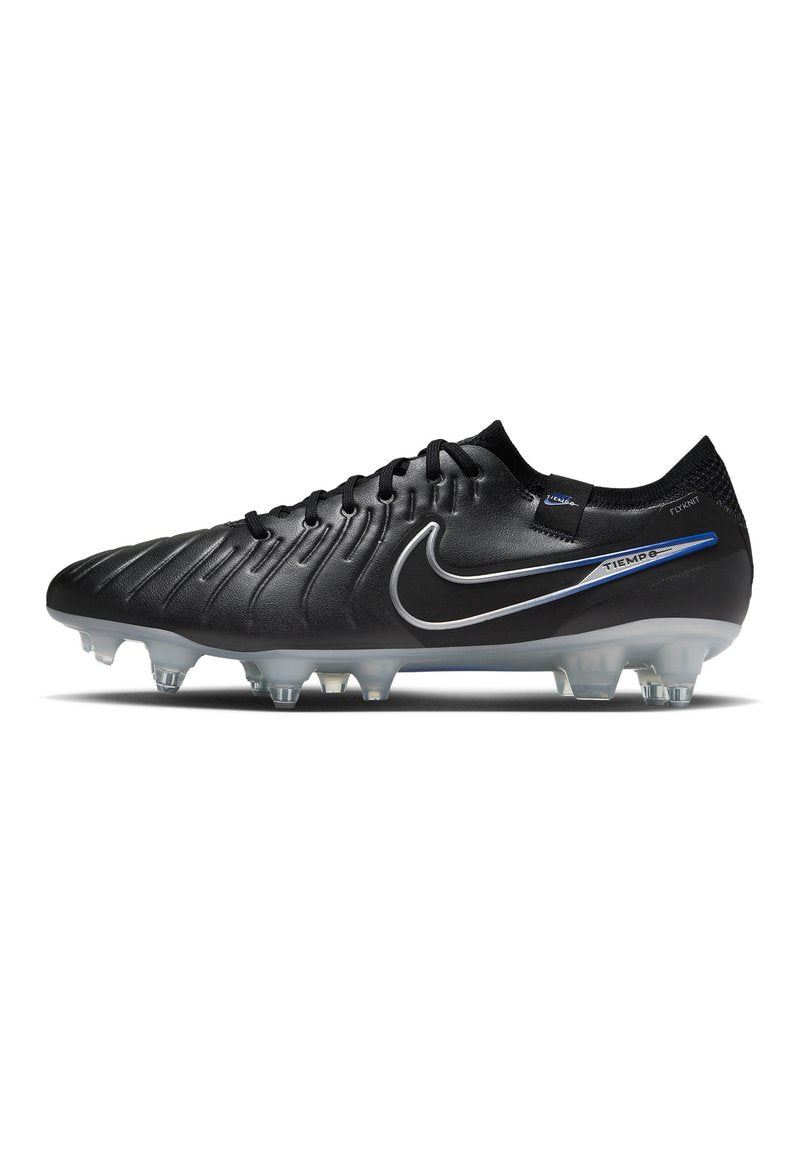Schwarze Fußballschuhe mit einem strukturierten, synthetischen Obermaterial, silbernem Nike-Logo und transparenter, stollenförmiger Sohle für besseren Halt.