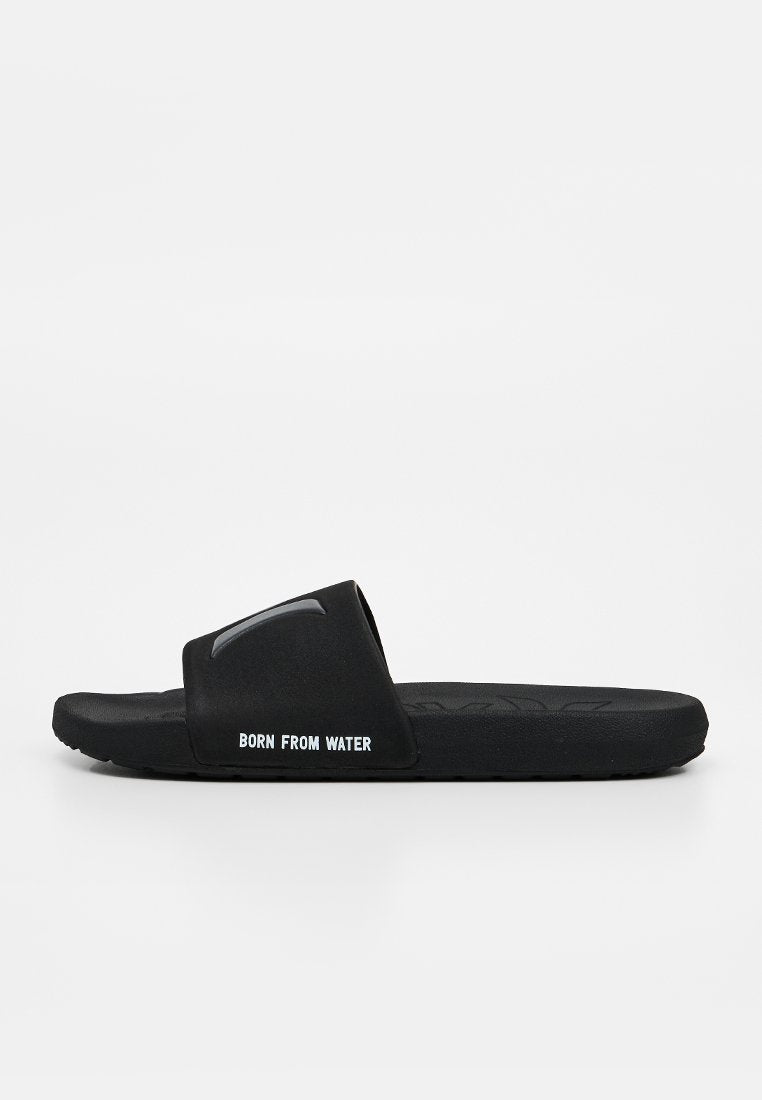 Schwarze Slide-Sandale mit breitem Riemen, der ein kleines erhabenes Logo und den Text "BORN FROM WATER" an der Seite zeigt.