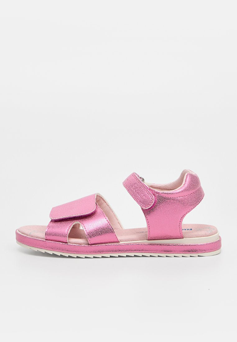 Pink-metallische Sandale mit offener Zehenpartie, verstellbaren Klettverschlüssen und gepolsterter Sohle, entworfen für den Freizeitgebrauch.