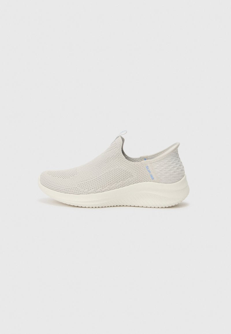 Hellgraue Slipper-Sneaker mit einem strukturierten Strick-Obermaterial und einer gepolsterten Sohle. Verfügt über einen hellblauen Akzent in der Nähe der Ferse und ein flexibles Design.
