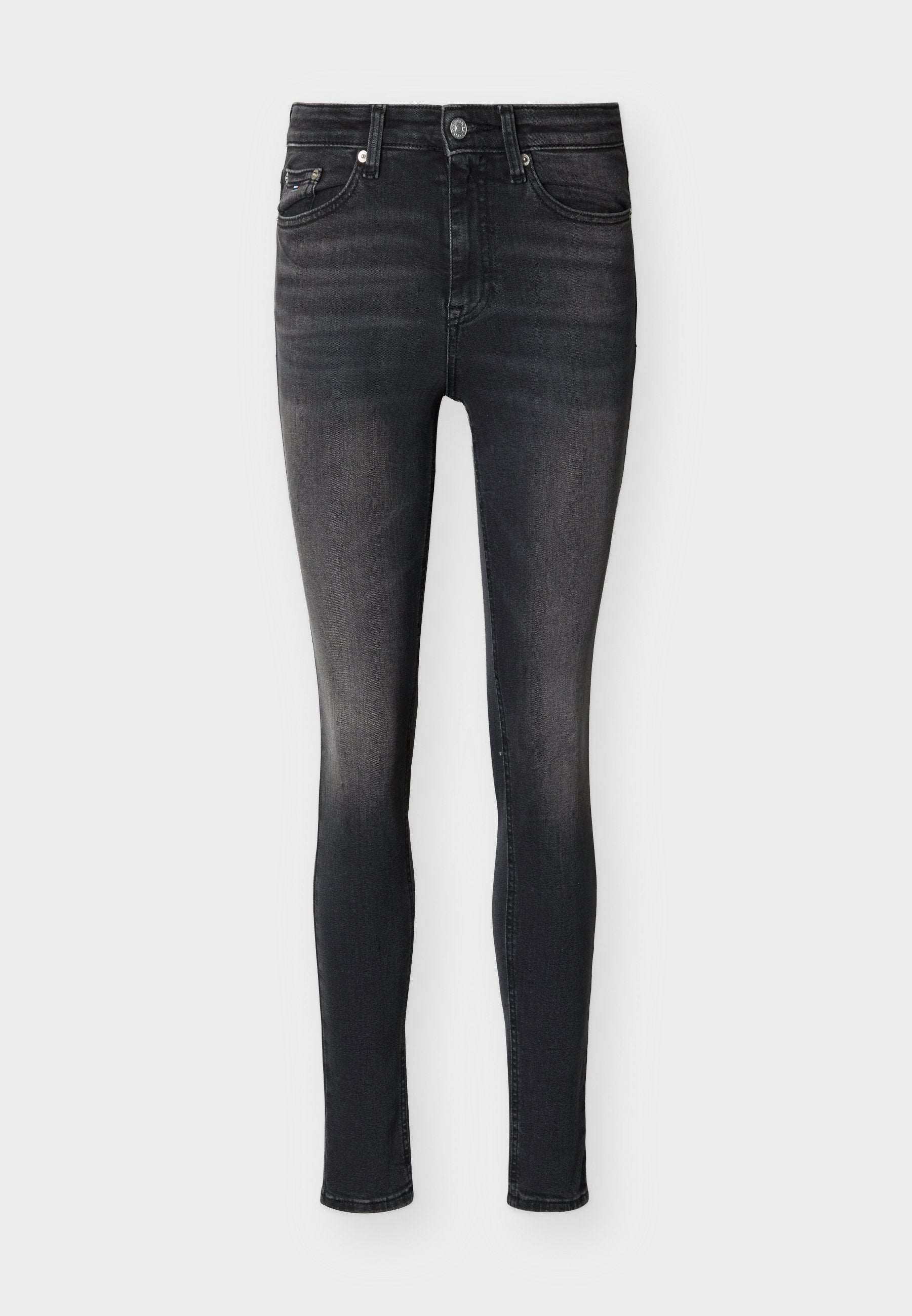 Schwarze Slim-Fit-Jeans mit leichter Verblassung an den Oberschenkeln, Fünf-Taschen-Stil, Knopfverschluss und Gürtelschlaufen, auf weißem Hintergrund dargestellt.
