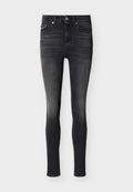 Schwarze Slim-Fit-Jeans mit leichter Verblassung an den Oberschenkeln, Fünf-Taschen-Stil, Knopfverschluss und Gürtelschlaufen, auf weißem Hintergrund dargestellt.