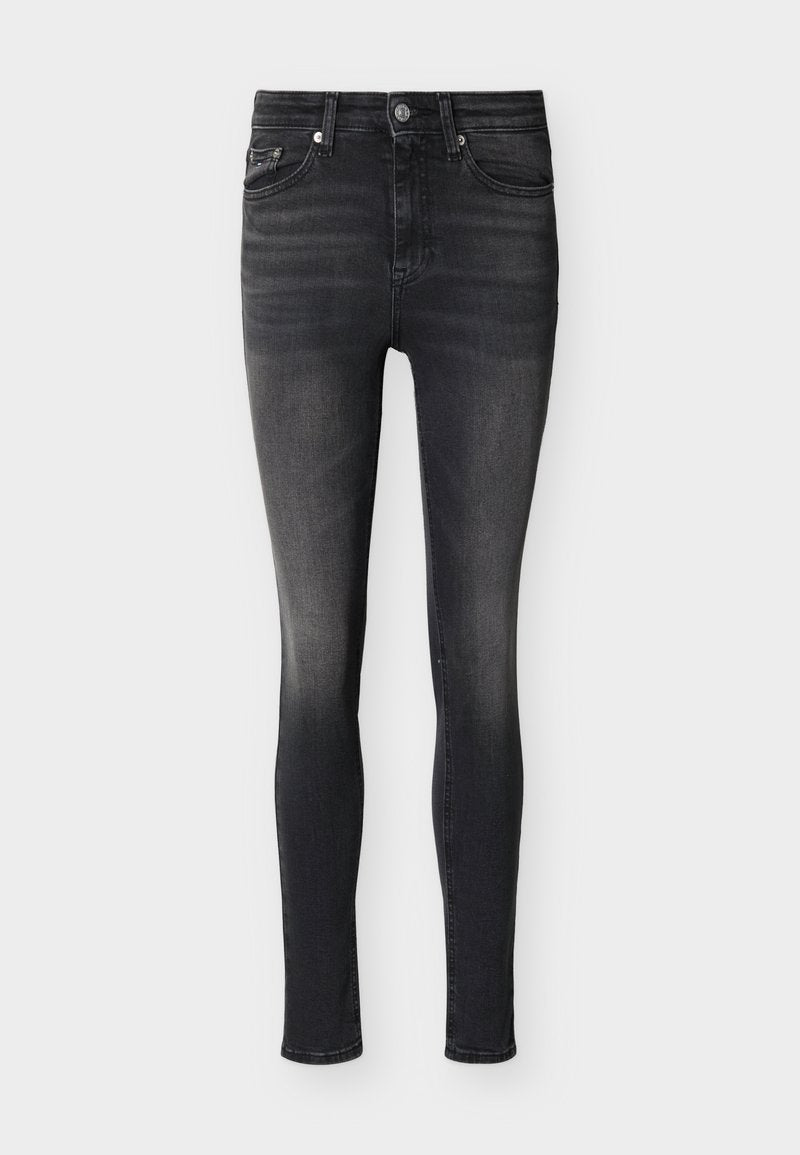 Schwarze Slim-Fit-Jeans mit leichter Verblassung an den Oberschenkeln, Fünf-Taschen-Stil, Knopfverschluss und Gürtelschlaufen, auf weißem Hintergrund dargestellt.