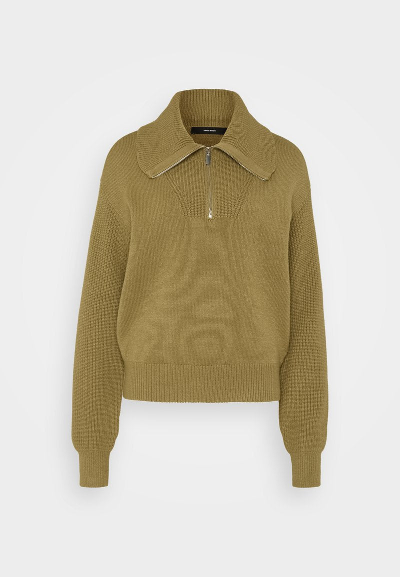 Strickpullover in olivgrün mit großem Kragen, halbem Reißverschluss und geripptem Saum sowie Bündchen mit strukturierten Mustern auf der Vorderseite.