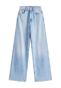 Hellesblaues, weit geschnittenes Denim-Jeans mit hoher Taille, fünf Taschen, Knopfverschluss und einer weichen, strukturierten Oberfläche.