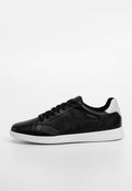 Schwarze Leder-Sneaker mit strukturiertem Finish, weißer Gummisohle, Schnürsenkelfront und kontrastierendem weißen Fersenbereich. Glattes Design mit abgerundetem Zehenbereich.