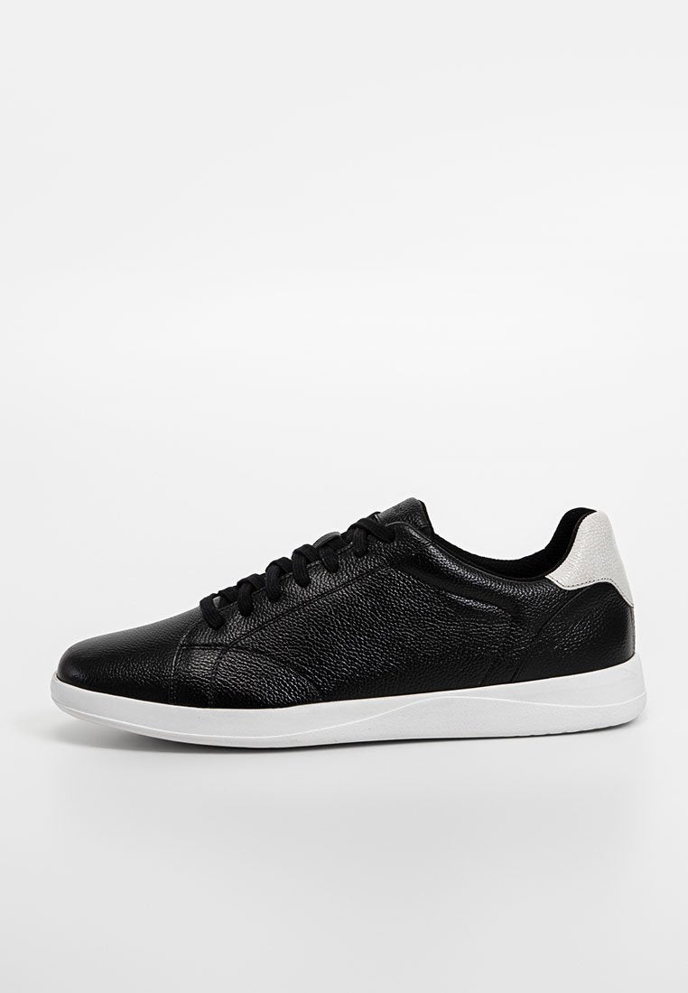 Schwarze Leder-Sneaker mit strukturiertem Finish, weißer Gummisohle, Schnürsenkelfront und kontrastierendem weißen Fersenbereich. Glattes Design mit abgerundetem Zehenbereich.