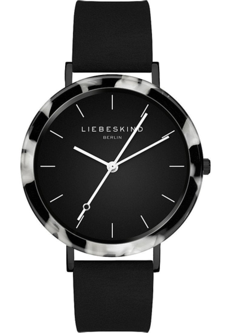 Schwarze Uhr mit rundem Ziffernblatt, ausgestattet mit einem schwarzen Zifferblatt und weißen Stundenmarkierungen. Akzentuiertes Gehäuse mit einem marmorierten Muster, Silikonarmband.