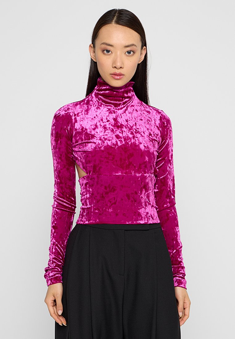 Fuchsia Samt Langarm-Turtleneck-Oberteil mit figurbetonter Silhouette und seitlichem Ausschnitt. Glatte Textur und glänzendes Finish.