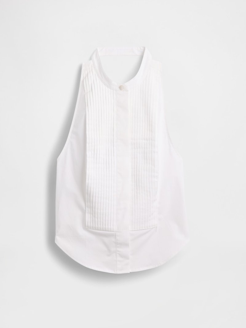 Weiße ärmellose Bluse mit Stehkragen, die vertikale Falten auf der Vorderseite und einen abgerundeten Saum am unteren Rand aufweist. Glatte Textur.