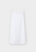 Weißes Leinenkleid mit dünnen Trägern, geradem Schnitt und seitlichem Knopfverschluss. Glatte Textur mit minimalistischem Design.
