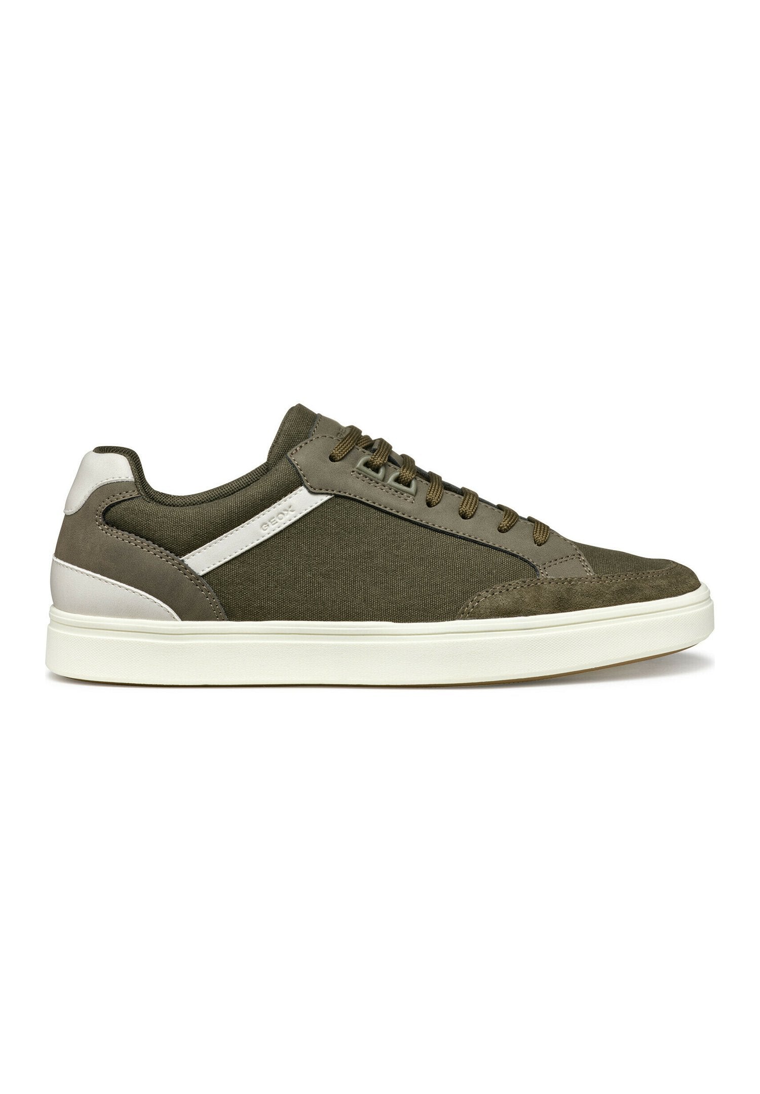 Grüne Segeltuch-Sneaker mit Wildleder-Akzenten, runder Spitze und weißer Gummisohle. Mit olivfarbenen Schnürsenkeln und einer weißen Lasche hinten.