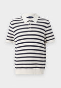 Gestreiftes Poloshirt mit abwechselnden marineblauen und cremefarbenen Streifen, kurzen Ärmeln, geribtem Kragen und einer Knopfleiste mit drei Knöpfen. Stricktextur.