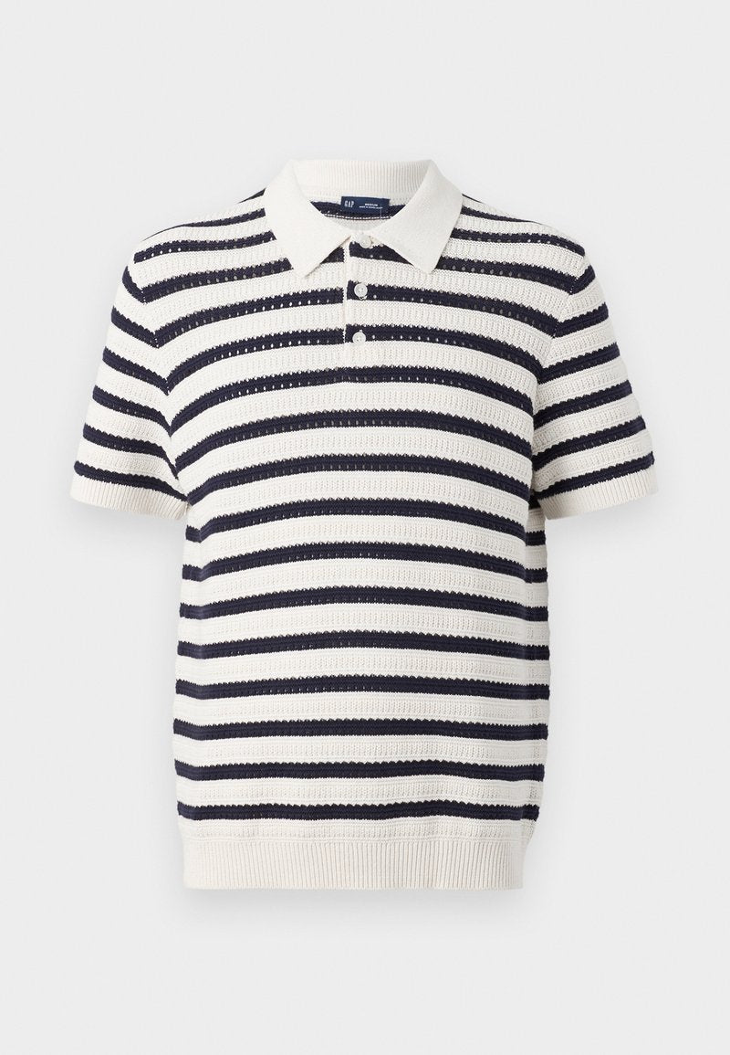 Gestreiftes Poloshirt mit abwechselnden marineblauen und cremefarbenen Streifen, kurzen Ärmeln, geribtem Kragen und einer Knopfleiste mit drei Knöpfen. Stricktextur.