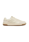 Beige Ledersneaker mit glatter Oberfläche, ausgestattet mit einer Sohle aus Kautschuk, Schnürverschluss und dezenten Nahtdetails.