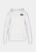 Hellgraue Kapuzenjacke aus weichem Material, mit einer vorderen Kängurutasche, einer Kapuze mit Zugband und einem schwarzen Grafiklogo auf der Brust.