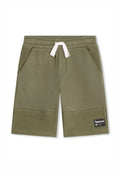 Olivgrüne Shorts aus einem weichen, strukturierten Stoff mit zwei Seitentaschen, elastischem Bund und weißem Kordelzug, versehen mit einem schwarzen Logo-Patch.