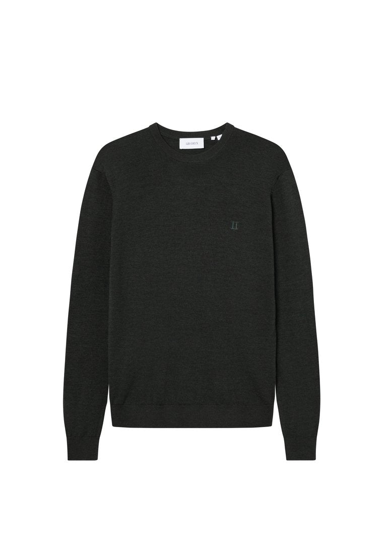 Dunkelgrüner, langärmliger Pullover aus weichem Material. Mit Rundhalsausschnitt und dezentem Logo auf der Brust. Schlichtes Design.