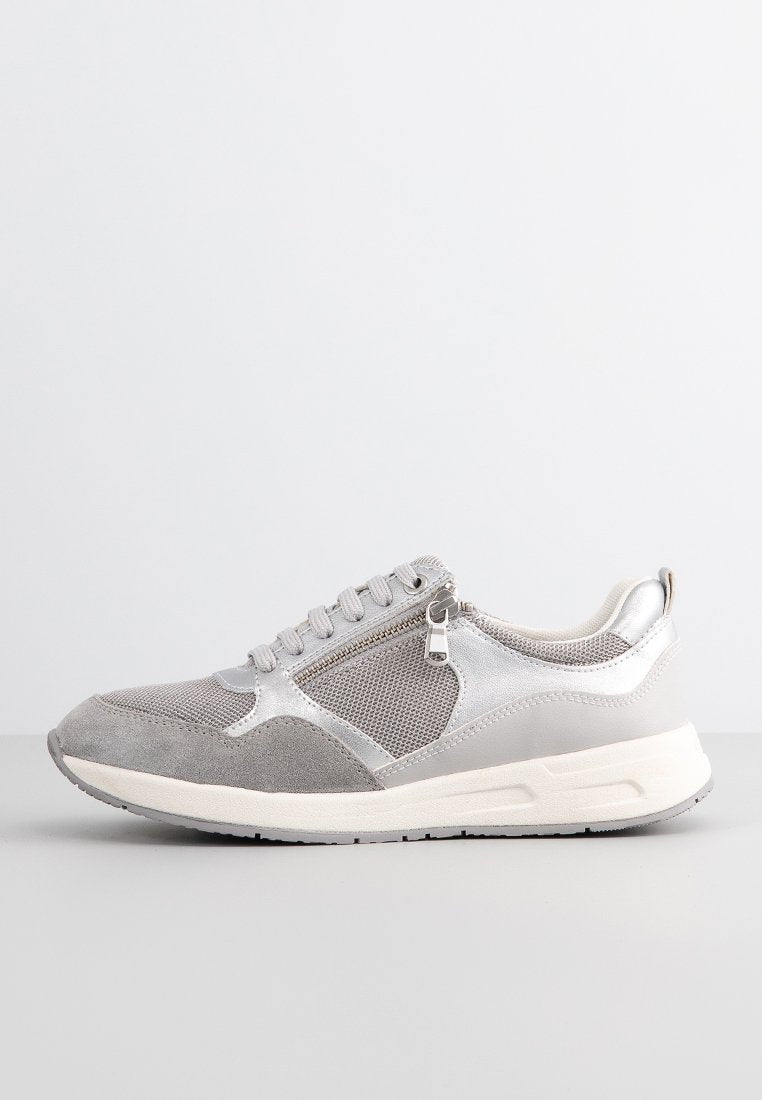 Graue Sneaker aus einer Mischung aus Mesh, Wildleder und metallischen Akzenten. Niedriges Profil, strukturiertes Obermaterial, runde Zehenform und Reißverschlussdetail an der Seite.