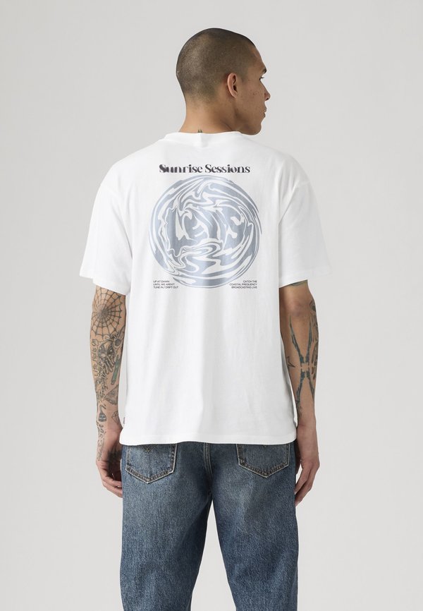 Levi's® VINTAGE FIT GRAPHIC TEE - Print T-shirt - bright white