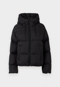 Schwarze gesteppte Daunenjacke mit Kapuze, Frontreißverschluss, Kordelzügen und zwei vorderen Taschen auf einem schlichten weißen Hintergrund.