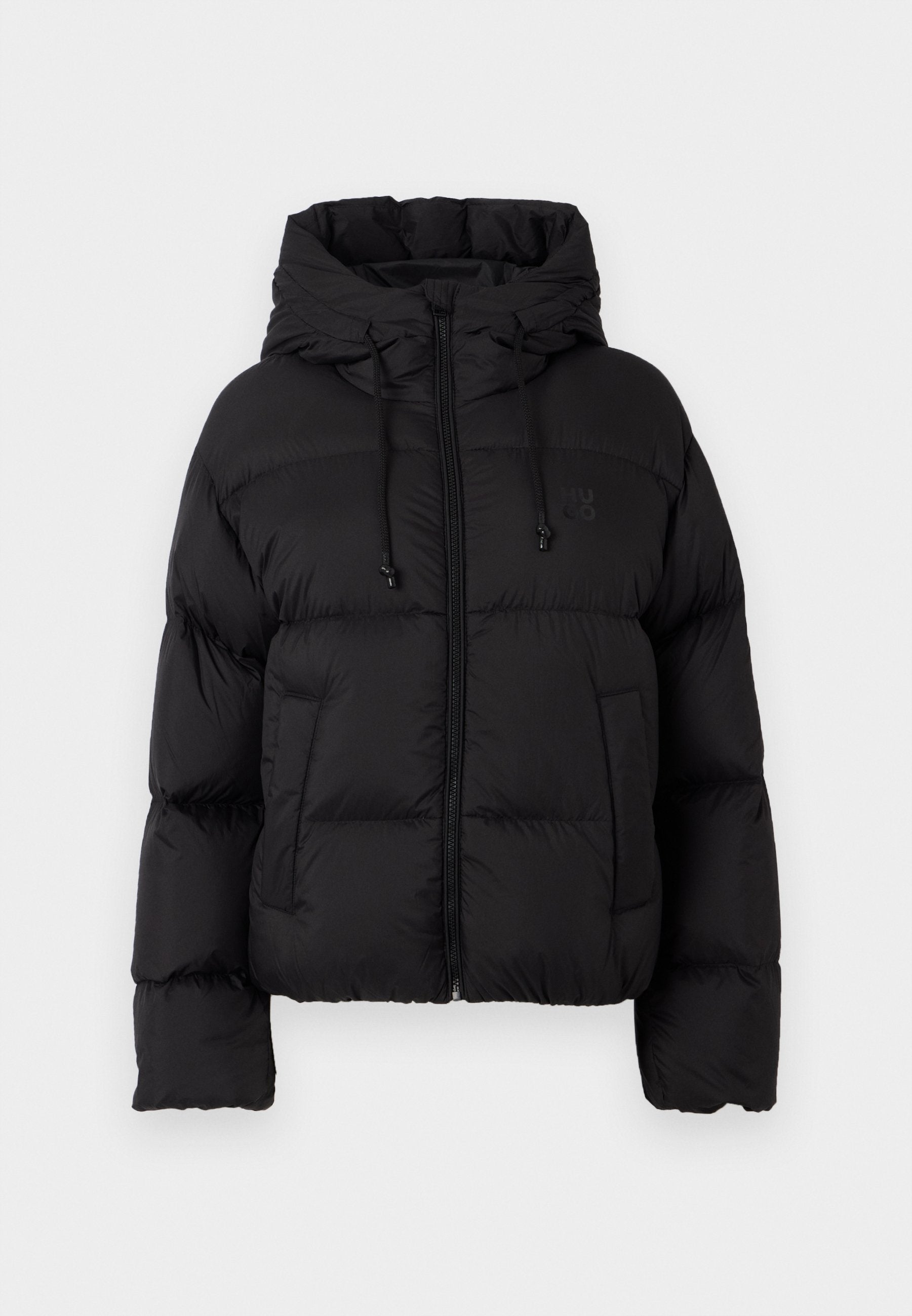 Schwarze gesteppte Daunenjacke mit Kapuze, Frontreißverschluss, Kordelzügen und zwei vorderen Taschen auf einem schlichten weißen Hintergrund.