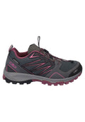 Grau und rosa wasserdichter Sportschuh mit flexiblem Obermaterial, strukturiertem Fersenbereich und Gummisohle mit multidirektionalen Stollen für besseren Halt.