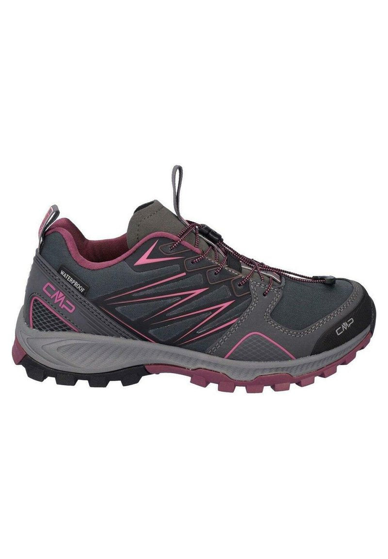 Grau und rosa wasserdichter Sportschuh mit flexiblem Obermaterial, strukturiertem Fersenbereich und Gummisohle mit multidirektionalen Stollen für besseren Halt.