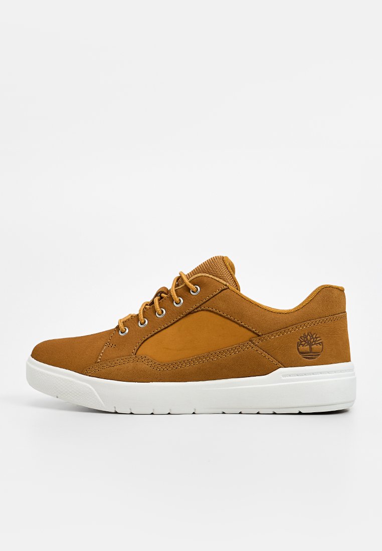 Brauner Low-Top-Sneaker mit weißer Sohle, Schnürverschluss, gepolstertem Kragen und gesticktem Baum-Logo an der Ferse.