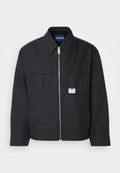 Schwarze Jacke mit Reißverschluss vorne, spitzem Kragen und zwei Brusttaschen. Verfügt über ein gesticktes Logo und strukturiertes Material. Figurbetonter Schnitt mit langen Ärmeln.