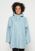 Helles blaues wasserdichtes Jacket mit Kapuze, Front-Druckknopfverschluss und zwei Seitentaschen. Verfügt über eine lockere Passform und eine glatte Textur.