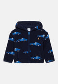 Navyblaue Kinder-Fleecejacke mit Kapuze, mit blauen Rennwagenmustern und Frontreißverschluss.