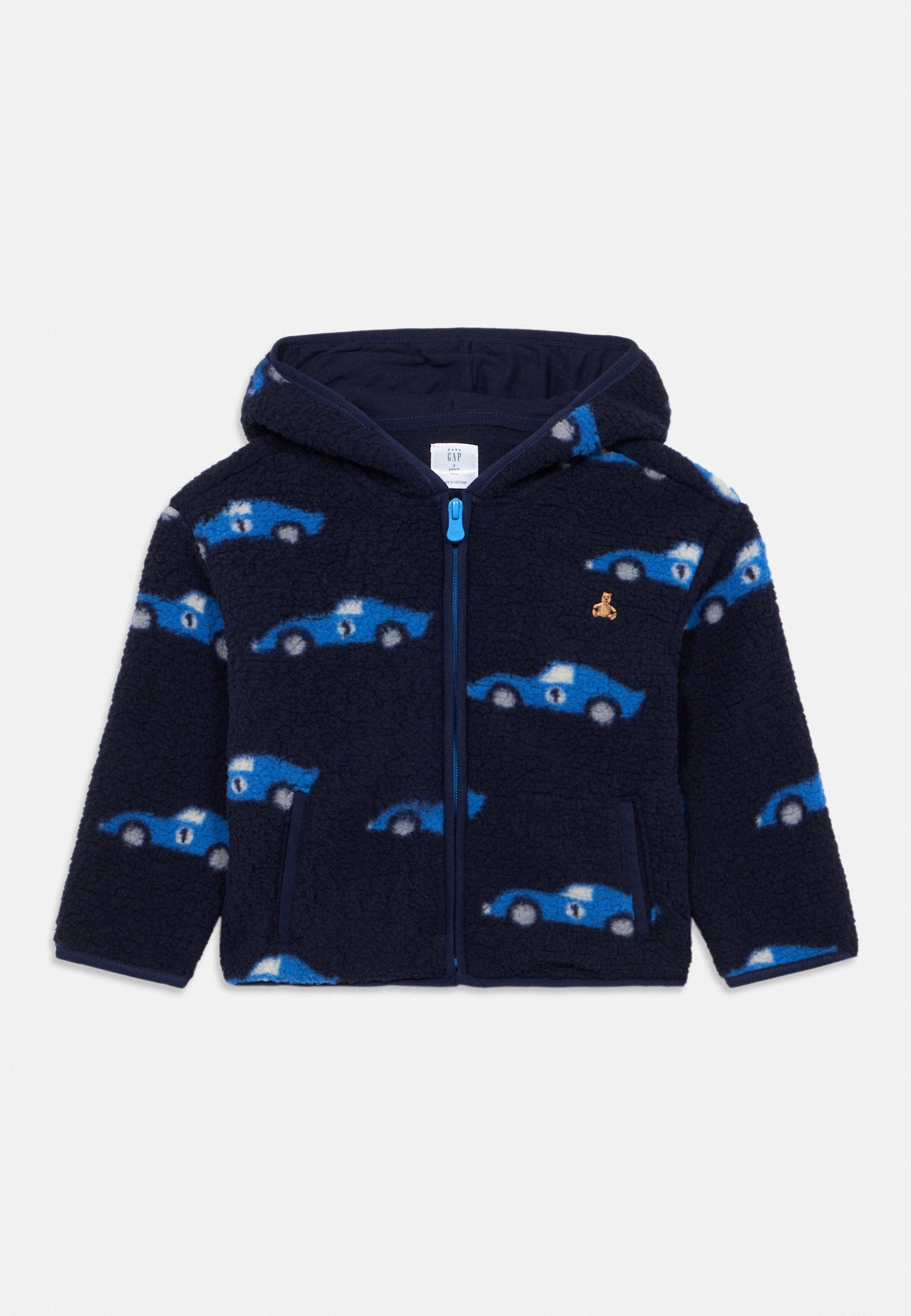 Navyblaue Kinder-Fleecejacke mit Kapuze, mit blauen Rennwagenmustern und Frontreißverschluss.