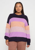 Bunt gestreifter Strickpullover mit breiten horizontalen Streifen in Marineblau, Pfirsich, Lavendel und hellrosa. Besitzt eine lockere Passform und einen Rundhalsausschnitt.