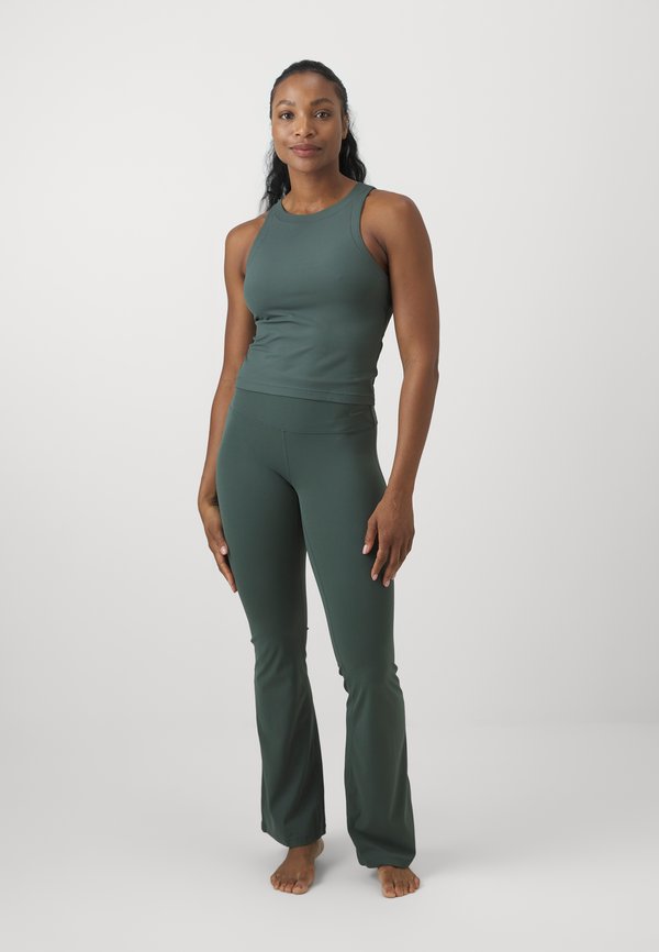 Nike Performance ZENVY FLARE