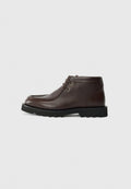Braune Leder-Stiefeletten mit runder Zehenform, ausgestattet mit Metallösen für die Schnürsenkel, genähten Details und einer robusten schwarzen Gummisohle.