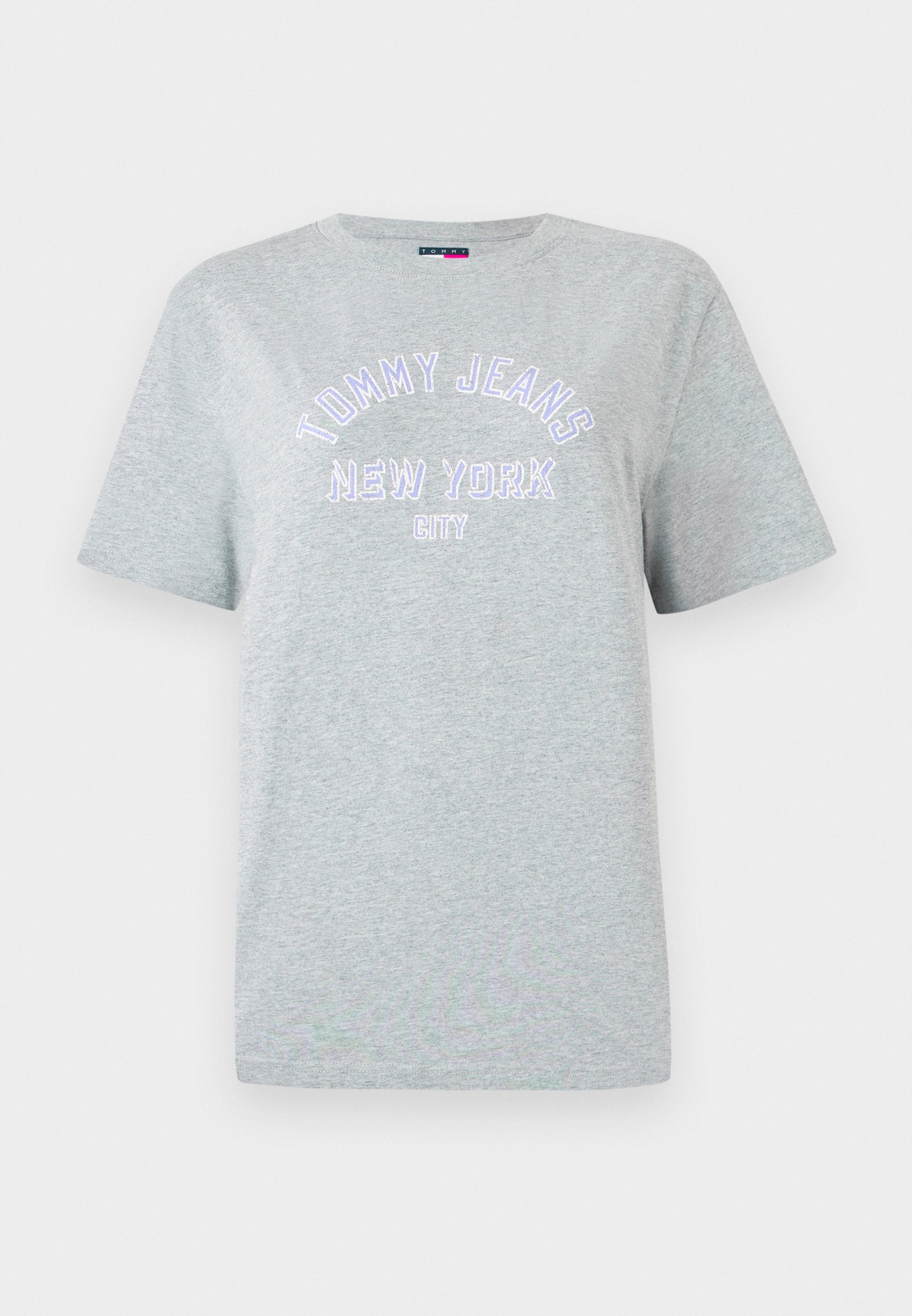 Graues Baumwoll-T-Shirt mit dem Aufdruck "TOMMY JEANS NEW YORK CITY" in Weiß und Lila, mit kurzen Ärmeln und rundem Halsausschnitt.