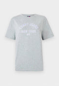 Graues Baumwoll-T-Shirt mit dem Aufdruck "TOMMY JEANS NEW YORK CITY" in Weiß und Lila, mit kurzen Ärmeln und rundem Halsausschnitt.