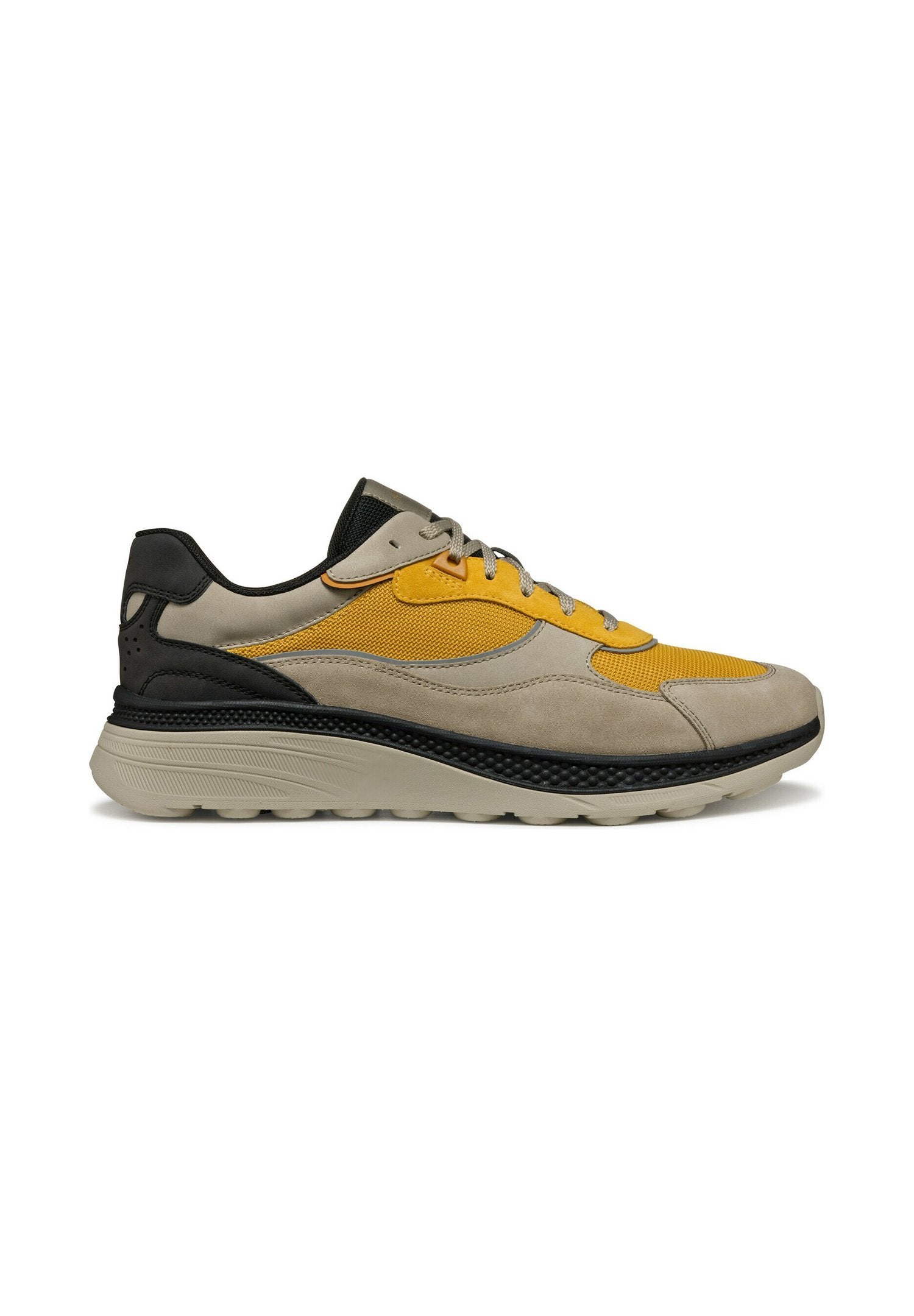 Sneaker mit einem grauen und gelben strukturierten Wildleder-Obermaterial, schwarzen Akzenten und einer klobigen beigen Sohle. Mit Mesh-Einsätzen und Schnürverschluss.