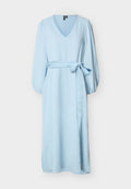 Hellblaues Midikleid mit V-Ausschnitt, langen Puffärmeln und einem passenden Stoffgürtel, der in der Taille gebunden ist.