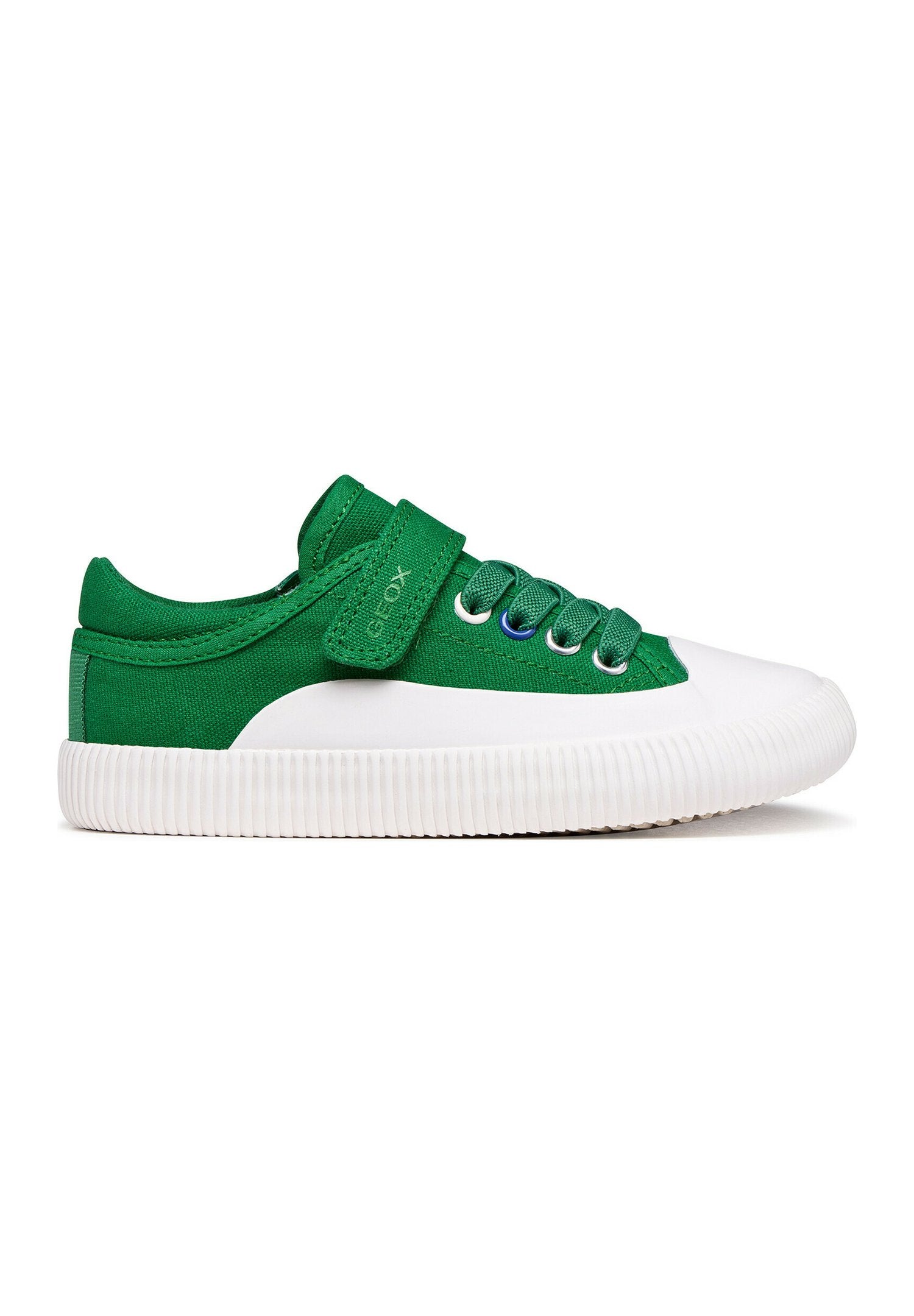 Grüner Canvas-Sneaker mit weißer Gummisohle, Zehenschutzkappe, grünen Schnürsenkeln und einem verstellbaren Klettverschluss auf weißem Hintergrund.