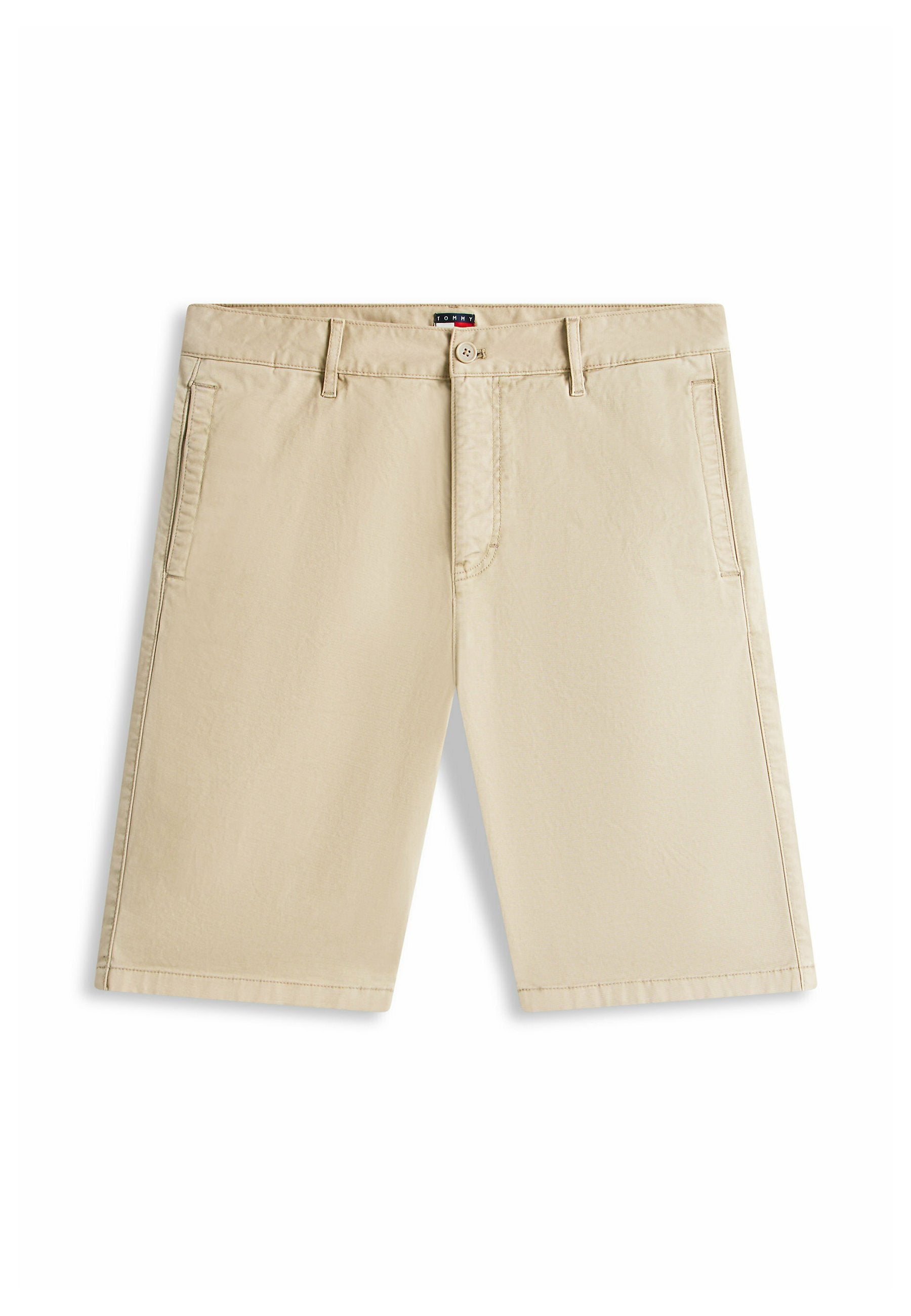Beige Baumwoll-Shorts in knielanger Länge mit seitlichen Taschen, Gürtelschlaufen und Knopfverschluss.