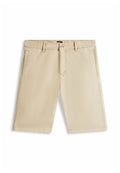 Beige Baumwoll-Shorts in knielanger Länge mit seitlichen Taschen, Gürtelschlaufen und Knopfverschluss.