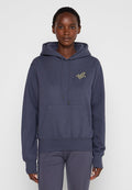 Navy Kapuzenpullover aus Baumwollmischung mit einer Vordertasche, Kordelzugkapuze und gesticktem Blätterdesign auf der Brust. Strukturiertes Material.