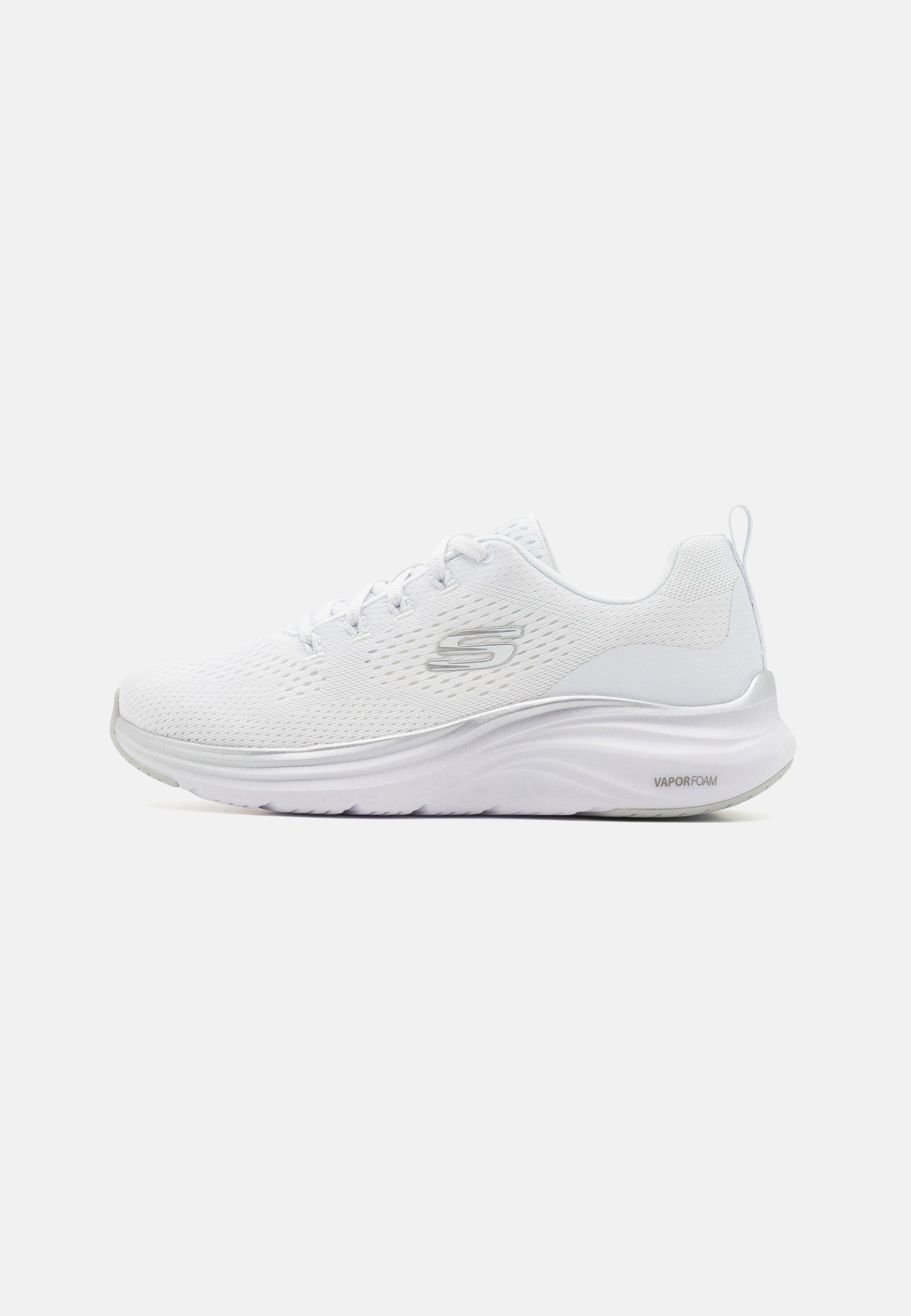 Weißer Sportschuh mit einem atmungsaktiven Mesh-Obermaterial, gepolstertem Kragen, reflektierenden Akzenten und einer strukturierten Gummisohle, beschriftet mit "VAPORFOAM."
