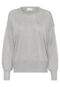 Grau gestrickter Pullover mit lockerer Passform, weiten Ärmeln und gerippten Bündchen. Besitzt einen runden Halsausschnitt und eine weiche, schimmernde Textur.