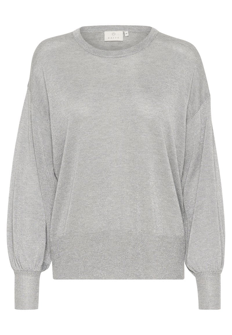 Grau gestrickter Pullover mit lockerer Passform, weiten Ärmeln und gerippten Bündchen. Besitzt einen runden Halsausschnitt und eine weiche, schimmernde Textur.